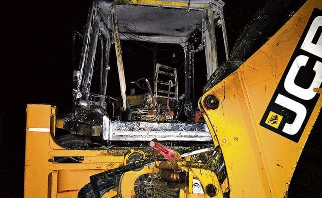 बुढ़मू में उग्रवादियों ने जेसीबी मशीन व रोलर में लगायी आग