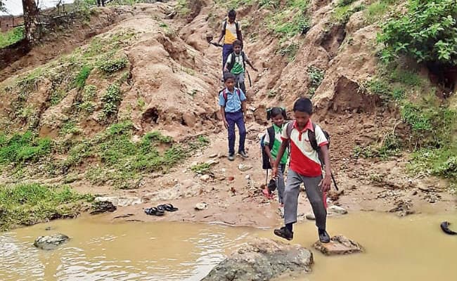 चरही : नहीं बना पुल, नदी पार कर स्कूल जाने का जोखिम उठा रहे हैं बच्चे