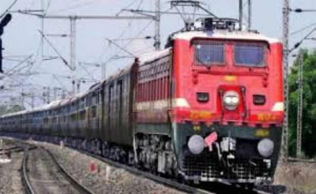 बाबाधाम जाने के लिए ट्रेन की सीधी सुविधा नहीं, स्पेशल ट्रेन देने की मांग