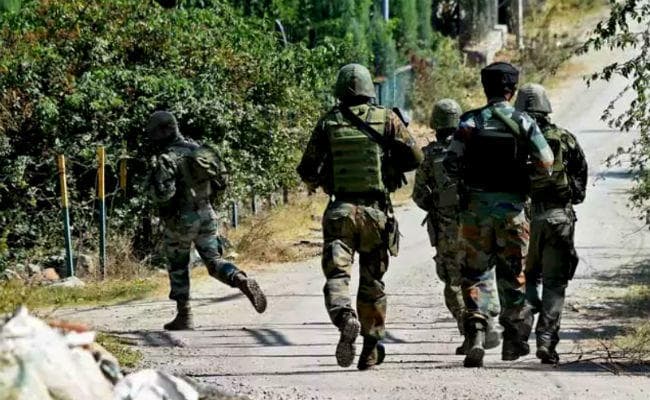 जम्मू-कश्मीर: शोपियां में सुरक्षा बलों और आतंकवादियों के बीच मुठभेड़, एक आतंकी ढेर