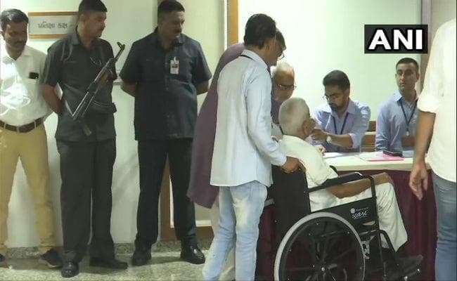 गुजरात में राज्यसभा उपचुनाव के लिए वोटिंग जारी, ‘क्रॉस वोटिंग'' के डर से रातभर रिजॉर्ट में ‘कैद'' रहे कांग्रेस विधायक