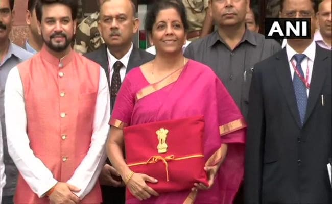 वित्त मंत्री निर्मला सीतारमण ने तोड़ी ”ब्रीफकेस परंपरा”, लाल रंग के ”बहीखाते” में बजट लेकर पहुंचीं संसद