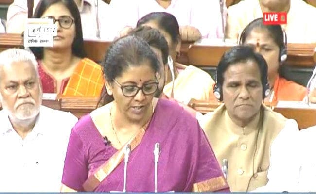 #Budget 2019: बजट बना ''बहीखाता'', वित्त मंत्री की शेरो शायरी ने खूब वाहवाही लूटी