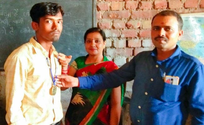 बड़कागांव : ''प्रभात खबर'' का ''जल बचाओ-जान बचाओ'' अभियान, बेहतर लेख के लिए विद्यार्थी पुरस्कृत