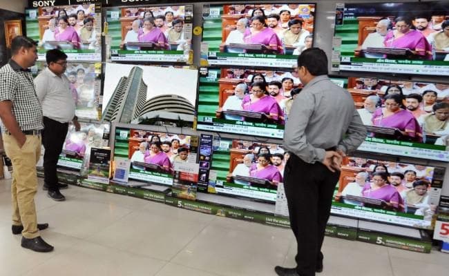 बजट को देखकर सहमा शेयर बाजार, 395 अंक गिरकर बंद हुआ सेंसेक्स