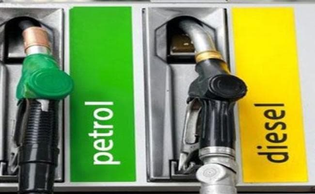 बजट में टैक्स के बढ़ने के बाद पेट्रोल में 2.50 रुपये और डीजल के दाम में 2.30 रुपये तक होगा इजाफा