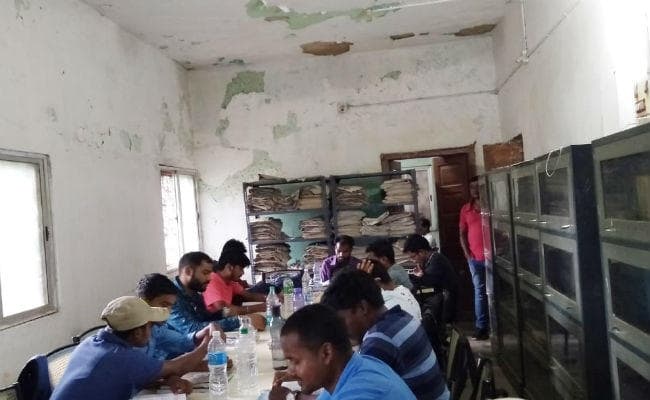 गुमला : 32 साल पहले बने केंद्रीय पुस्तकालय की छत गिर रही है टूटकर, 100 से अधिक छात्र असुरक्षित