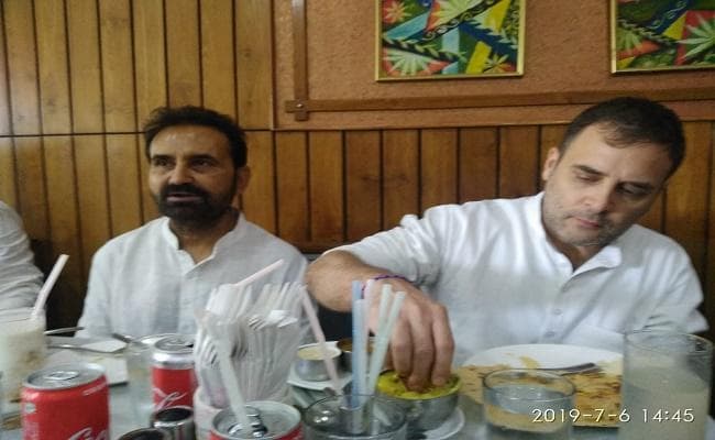 मानहानि मामले में जमानत मिलने के बाद राहुल गांधी ने खाया मशाल डोसा