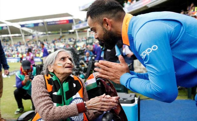 टीम इंडिया की ''सुपर फैन'' चारुलता को कैप्‍टन विराट कोहली ने लिखी चिट्ठी, दिये मैच के टिकट