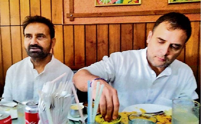 राहुल गांधी ने खाया मसाला डोसा और दिल्ली हुए रवाना,वाहन पर फूलों की वर्षा, नारों से गूंजता रहा बेली रोड