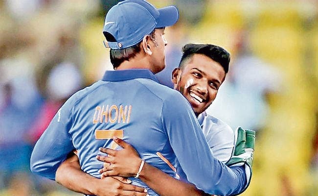 जन्मदिन की बधाई धौनी : लोगों की करते रहे हैं मदद, पर जिक्र नहीं करते