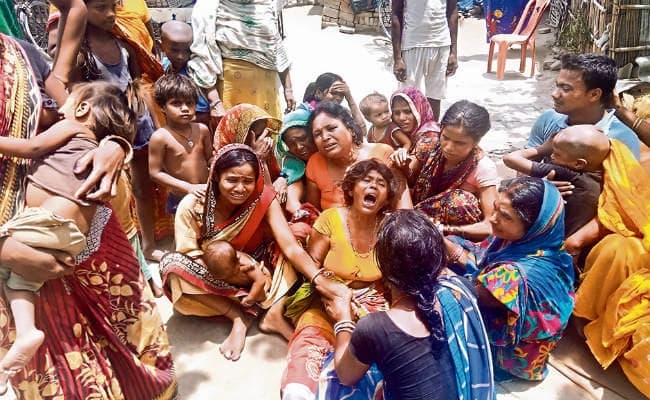 तुरकौलिया : पेड़ के नीचे बैठे छह को ट्रक ने रौंदा, दो मरे