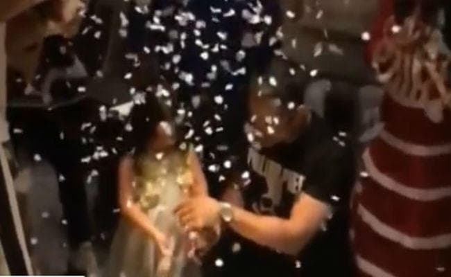 #HappyBirthdayDhoni: बेटी के साथ मिलकर धौनी ने यूं काटा बर्थडे केक, देखें VIDEO
