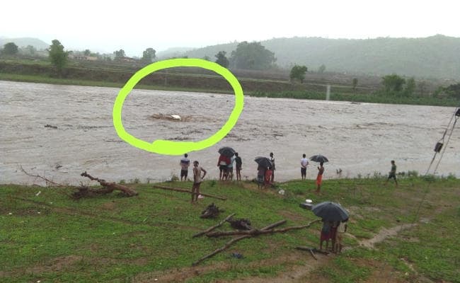 Jharkhand : चतरा से कुंदा जा रही बीडीओ की कार बीच नदी में फंसी, तभी आ गयी बाढ़, फिर जानें क्या हुआ Jharkhand : चतरा से कुंदा जा रही बीडीओ की कार बीच नदी में फंसी, तभी आ गयी बाढ़, फिर जानें क्या हुआ