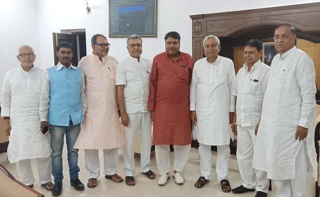 नीतीश कुमार की उपस्थिति में झारखंड के चार नेता जदयू में हुए शामिल