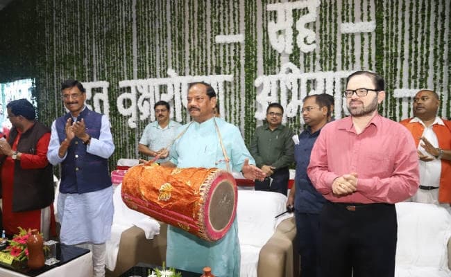 नदी महोत्सव में बोले CM रघुवर - करम पूजा और सरहुल पर लगाये जायेंगे 1-1 लाख करम के पौधे