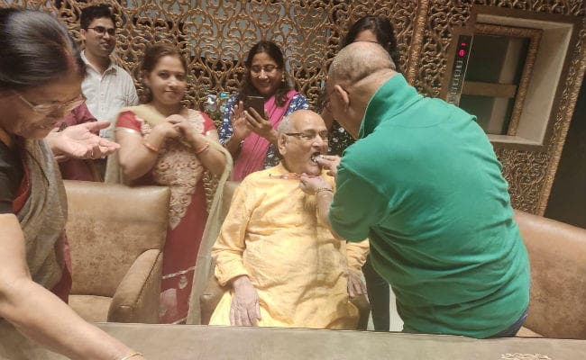 उत्तराखंड भ्रातृ संघ ने धौनी के माता-पिता के साथ उनके घर पर मनाया जन्मदिन