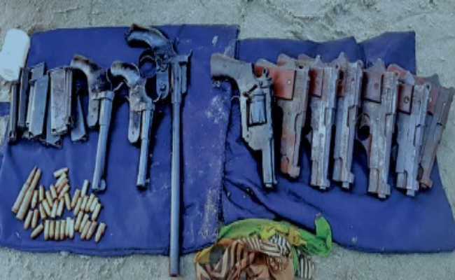 मालदा : जेएमबी आतंकियों के लिए जा रहा हथियारों का जखीरा जब्त