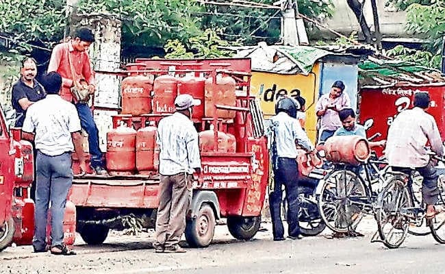 रांची : ग्राहकों से अधिक पैसे ले रही हैं गैस एजेंसियां, जानकारी के अभाव में ग्राहकों को हो रहा है नुकसान, कोई देखनेवाला नहीं