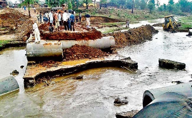 धुरकी : चार पंचायतों के कई गांवों का संपर्क टूटा , 93 करोड़ की लागत से बना डायवर्सन बहा