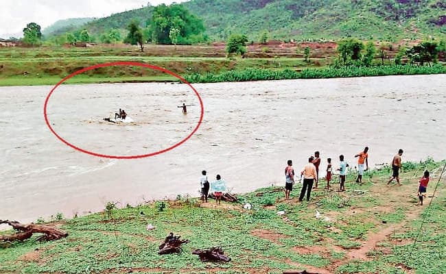 बाढ़ में बही कार, बची कुंदा की बीडीओ