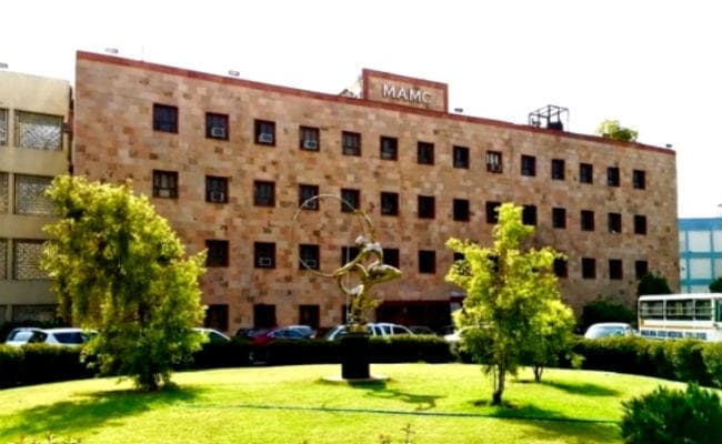 दिल्ली के मौलाना आजाद मेडिकल कॉलेज में  मारपीट के बाद हड़ताल पर गए डॉक्टर