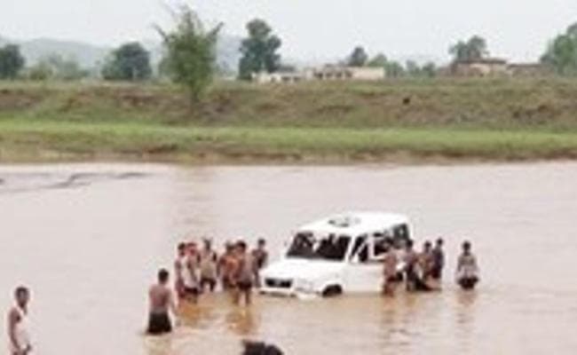 17 घंटे बाद नदी से निकाली बीडीओ की कार, बाढ़ में बह गयी थी टाटा सुमो