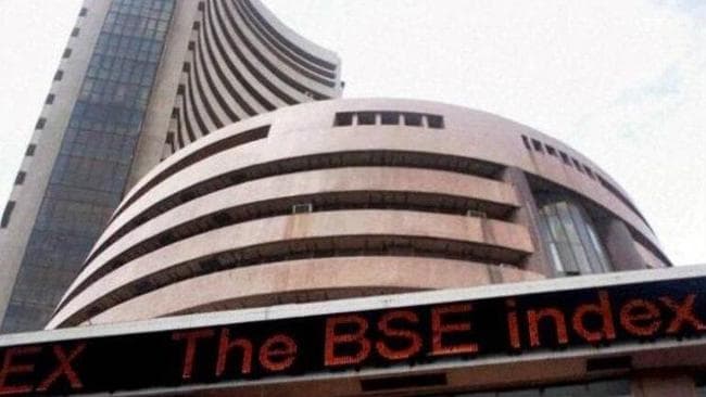 स्टॉक मार्केट्स को रास नहीं आया केंद्रीय बजट, सेंसेक्स ने लगाया 793 अंक का गोता