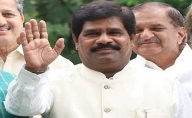 कर्नाटक का रण : विधायक, मंत्री पद से इस्तीफा देने के बाद नागेश पहुंचे मुंबई