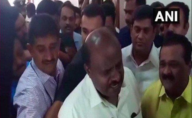 #Karnataka : सरकार पर संकट से बेखौफ सीएम कुमारास्वामी, बोले - मुझे कोई भय नहीं