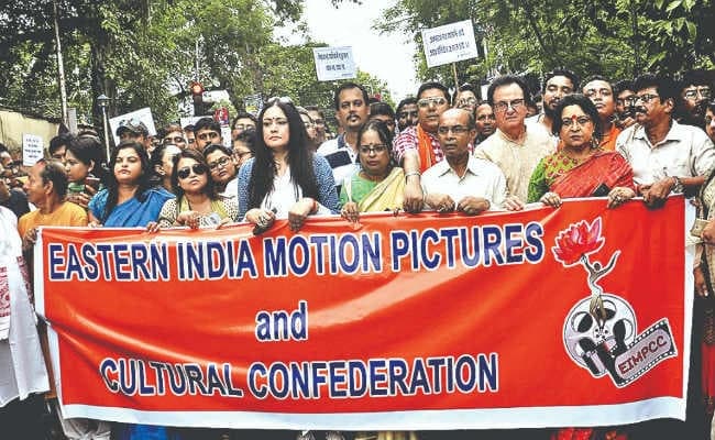 बंगाल : अब टॉलीवुड पर भी चढ़ा गेरुआ रंग, भ्रष्टाचार के खिलाफ कलाकारों ने निकाला जुलूस