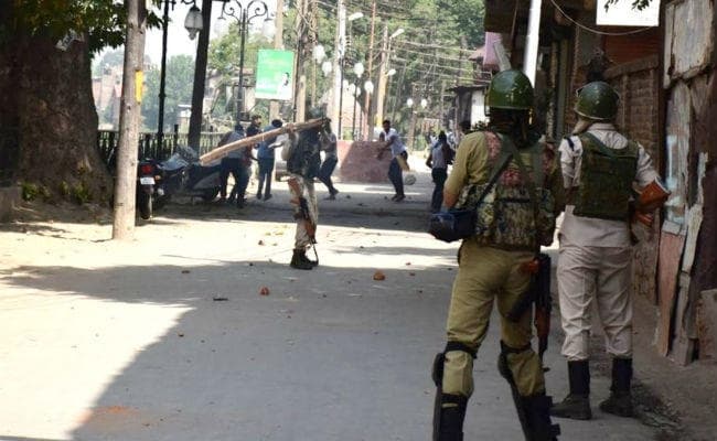 बुरहान की बरसी पर कश्मीर बंद, अमरनाथ यात्रा, सुरक्षा काफिले की आवाजाही रोकी गयी