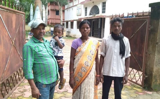 गुमला : मासूम नीरज को 16 माह बाद मां व पिता का मिला प्यार