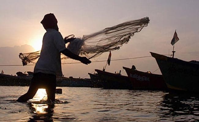 बंगाल की खाड़ी से छह मछुआरे बचाये गये, 25 अब भी लापता