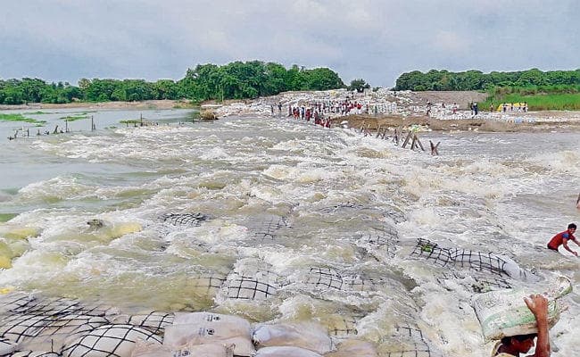 मुजफ्फरपुर : बागमती नदी पर बना काफर डैम टूटा, तटबंध पर बढ़ा दबाव