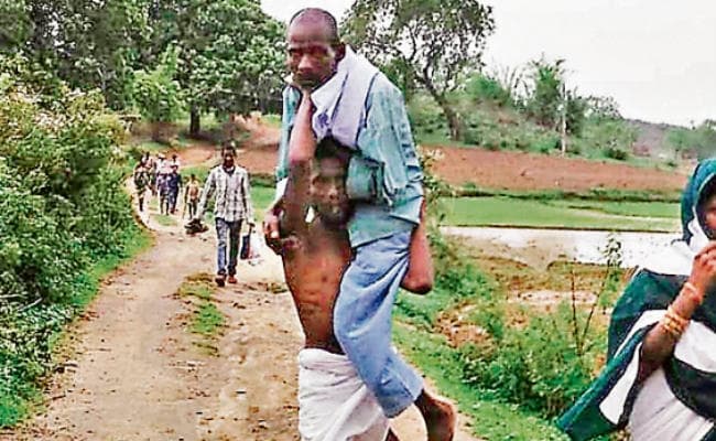 मेदिनीनगर : …..और कंधे पर लाद कर मरीजों को एंबुलेंस तक पहुंचाया