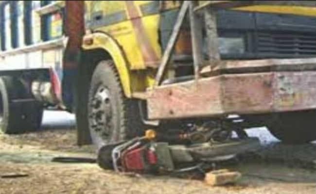 ट्रक व बाइक की टक्कर में भाई की मौत, बहन घायल