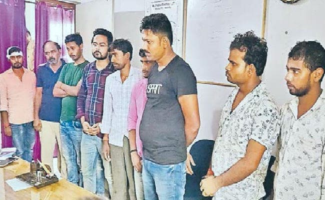 होटल में नशे में बार बालाओं के साथ ठुमके लगाते 12 गिरफ्तार, पुलिस को देख पानी की टंकी और कूलर में घुसे युवक