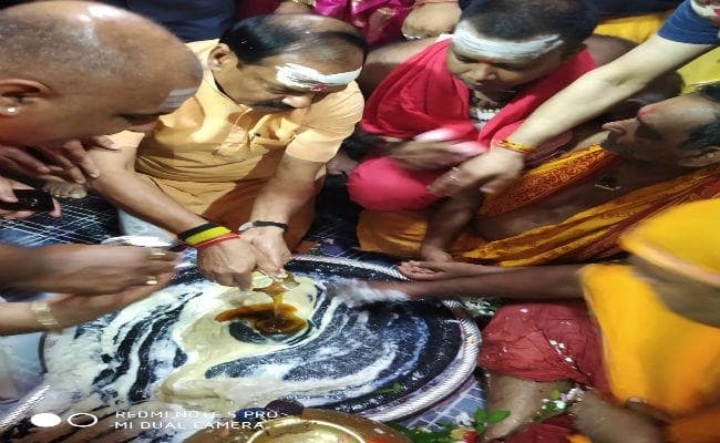 देवघर: बाबा दरबार में सीएम रघुवर दास ने की पूजा अर्चना, कहा- मैं बाबा का पुराना भक्त