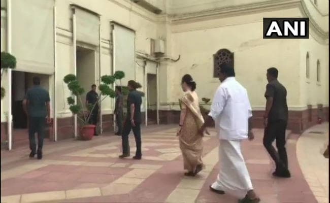 कांग्रेस के सांसदों के साथ सोनिया गांधी की बैठक शुरू, पहली बार कर रही हैं मुलाकात