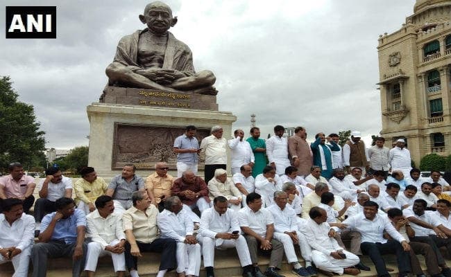 कर्नाटक का ‘रण’: विधानसभा के बाहर धरने पर बैठे कांग्रेस विधायक, इस्तीफे पर फैसला अभी बाकी