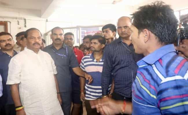 देवघर : मुख्यमंत्री रघुवर दास ने किया जिला अस्पताल का औचक निरीक्षण, मरीजों से की बात