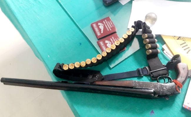 डीबीबीएल बंदूक और 19 कारतूस बरामद, वाराणसी से निर्गत किये गये दो लाइसेंस जब्त