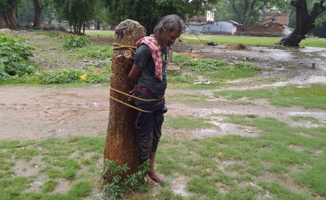 गुमला : लोगों पर हमला कर रहे अर्द्धविक्षिप्त को बारिश में कई घंटे पत्थर से बांधकर रखा