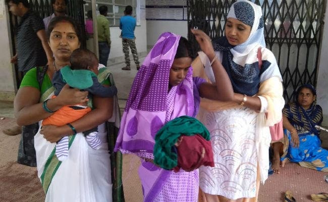 गुमला : अंधविश्वासी महिला दो माह के बेटे को गोद में लेकर बारिश में रातभर बैठी रही पीपल पेड़ के नीचे