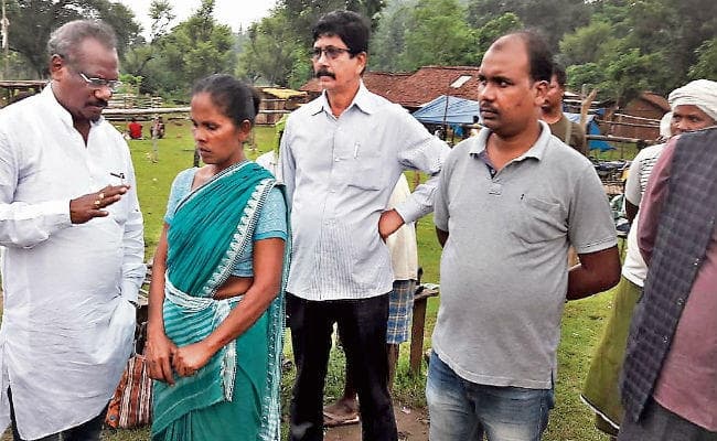 खूंटी :कोचांग में पीड़ित परिवार से मिले बलमुचू, सुखराम हत्याकांड में शक के आधार पर कई हिरासत में