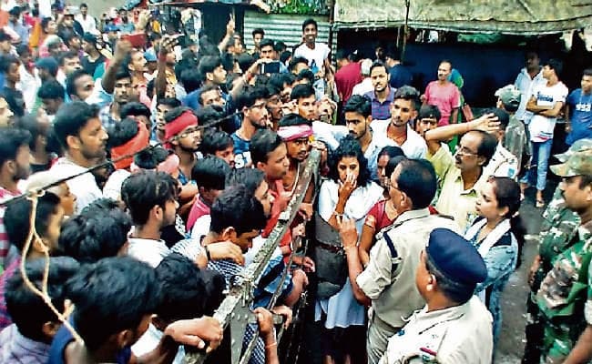 साहिबगंज : छात्रा से दुष्कर्म के विरोध में सड़क पर उतरे लोग, बंद रहा शहर, भीड़ ने आरोपी के घर पर किया पथराव