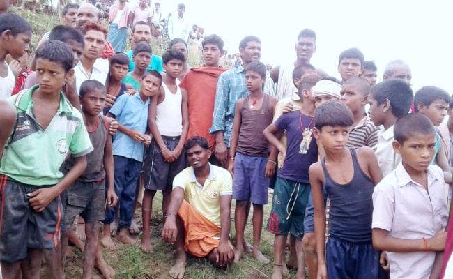 किऊल नदी में ओवरलोड नाव पलटी, नाव पर सवार थे 40-50 लोग, दो शव निकाले गये, तीन अब भी लापता