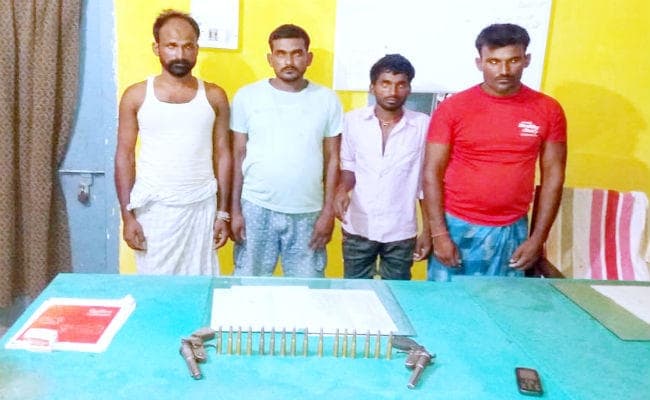 हत्या के चार नामजद आरोपितों को पुलिस ने धर दबोचा, देसी पिस्तौल और जिंदा कारतूस बरामद