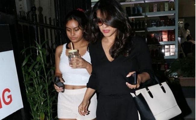 PHOTOS: काजोल का स्‍टाइलिश लुक, बेटी न्‍यासा संग इस अंदाज में आईं नजर